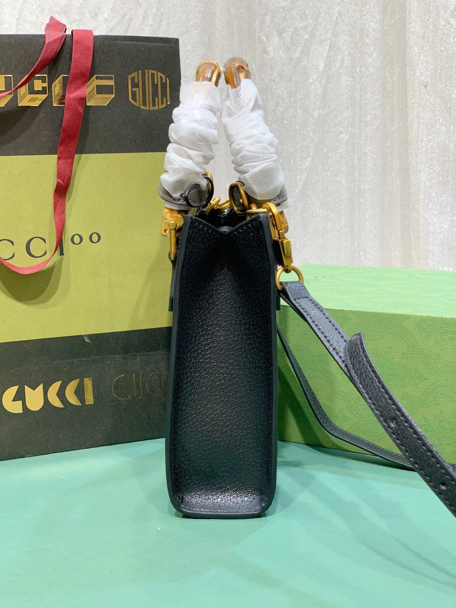 Gucci AAA Quality Handbags For Women Trendsetting 1074