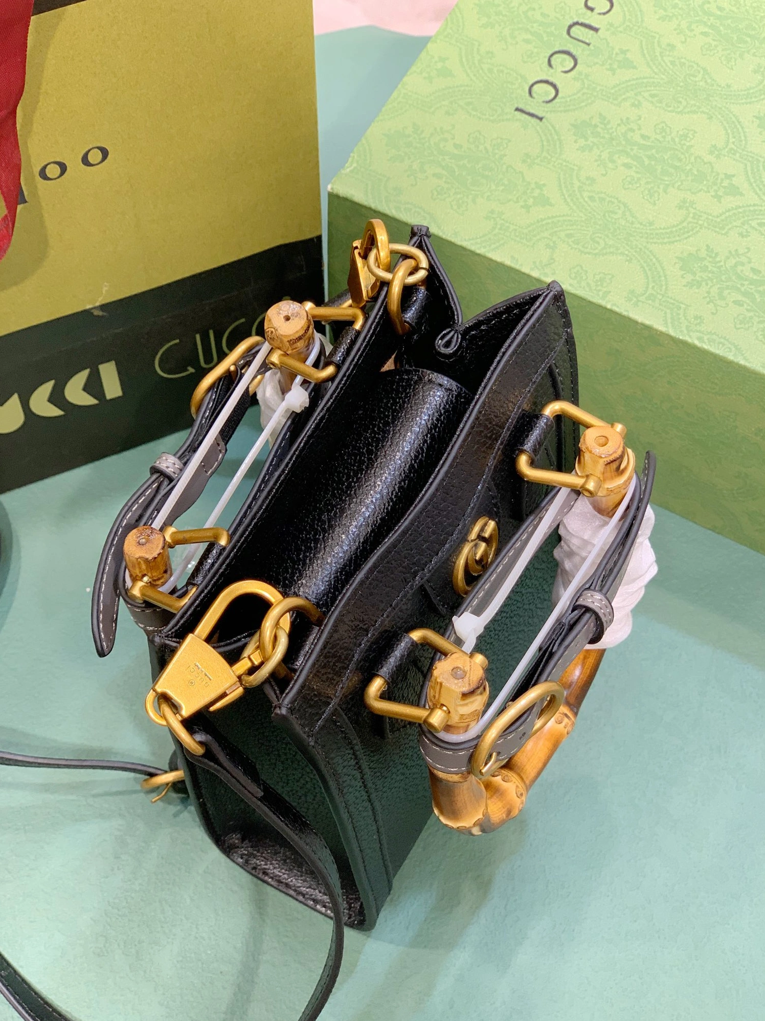 Gucci AAA Quality Handbags For Women Trendsetting 1074