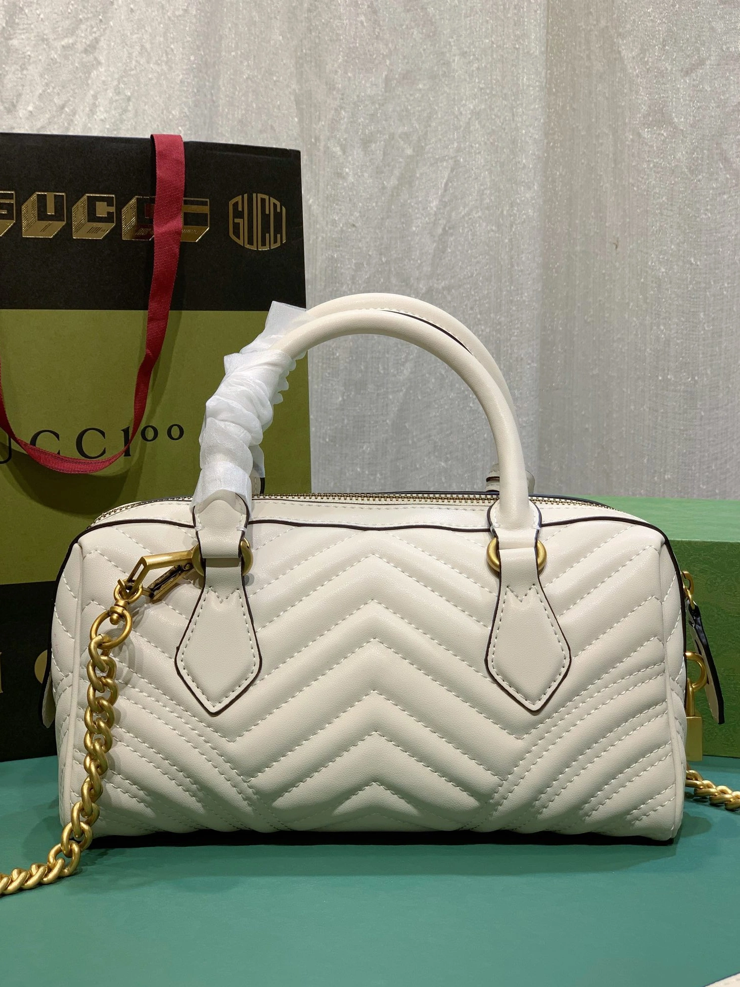 Gucci AAA Quality Handbags For Women Versatile 8329