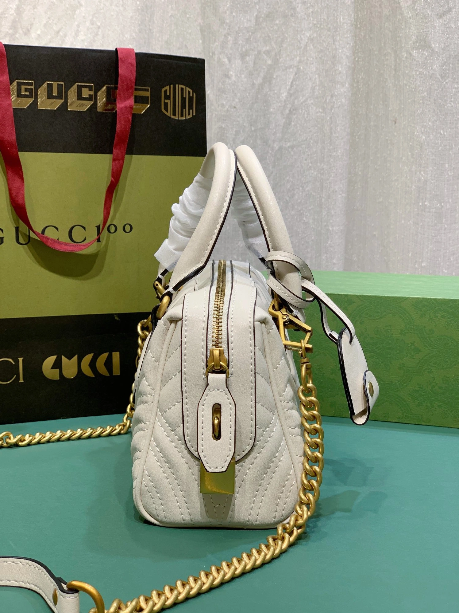 Gucci AAA Quality Handbags For Women Versatile 8329
