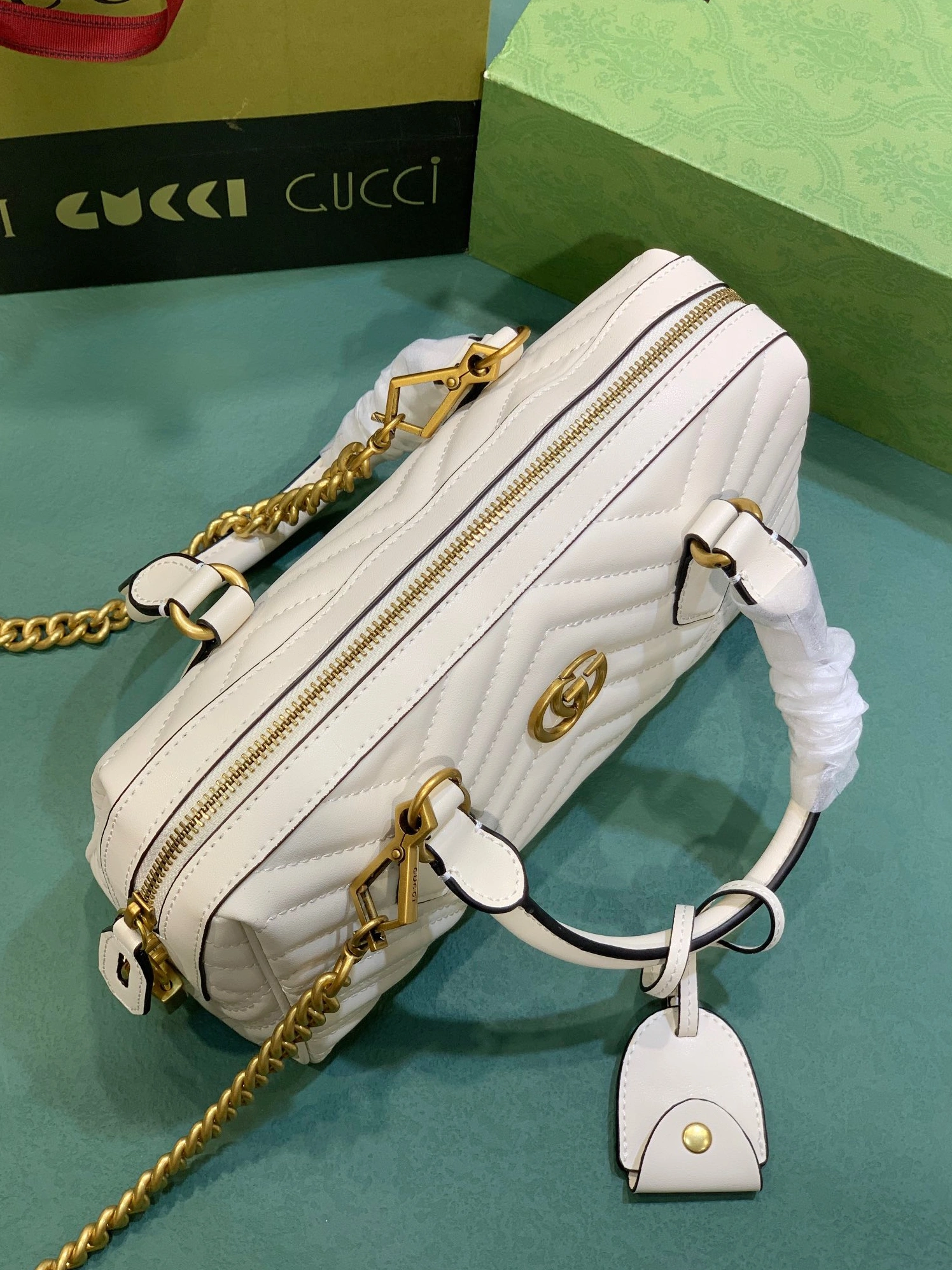Gucci AAA Quality Handbags For Women Versatile 8329