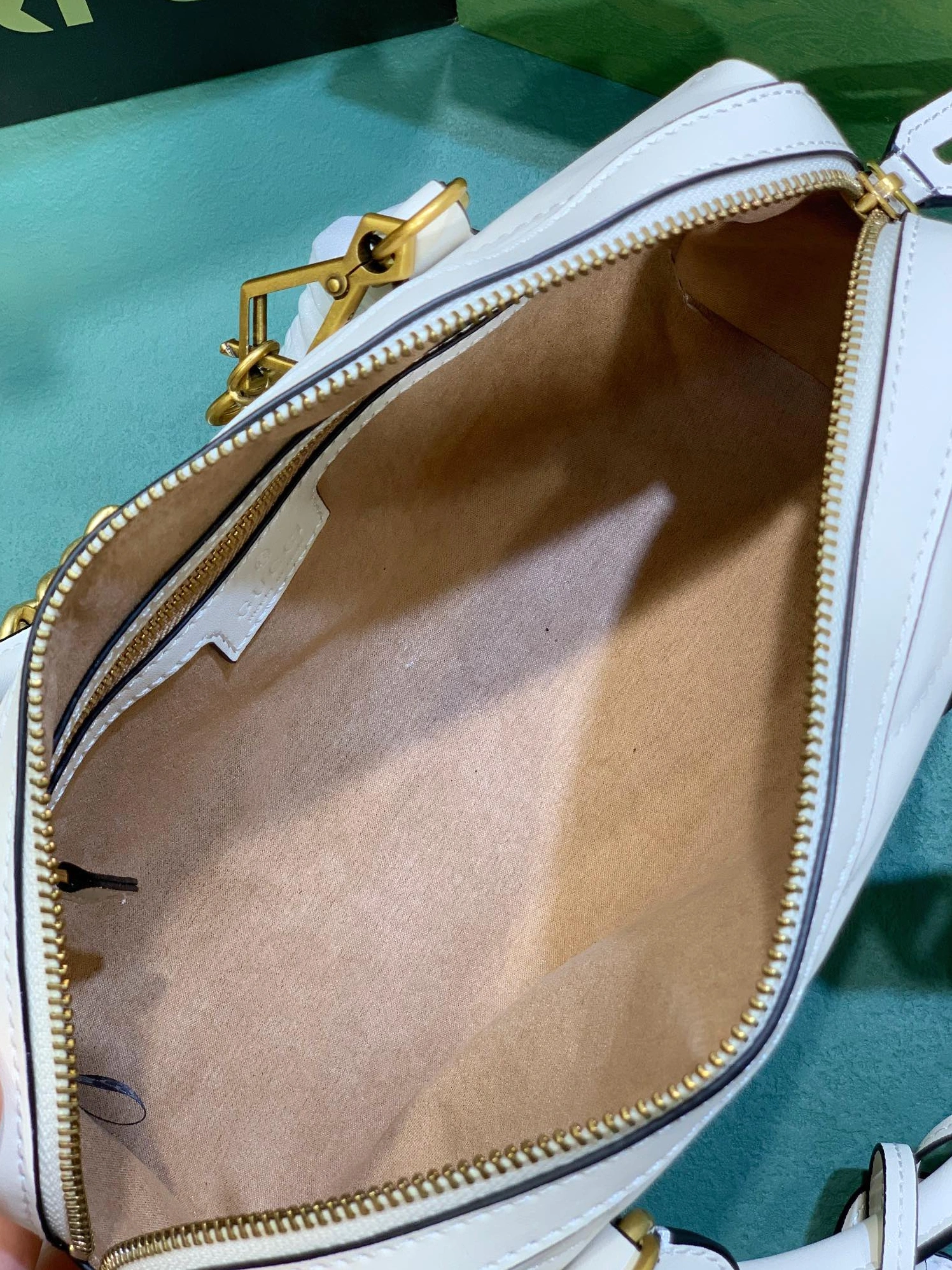 Gucci AAA Quality Handbags For Women Versatile 8329