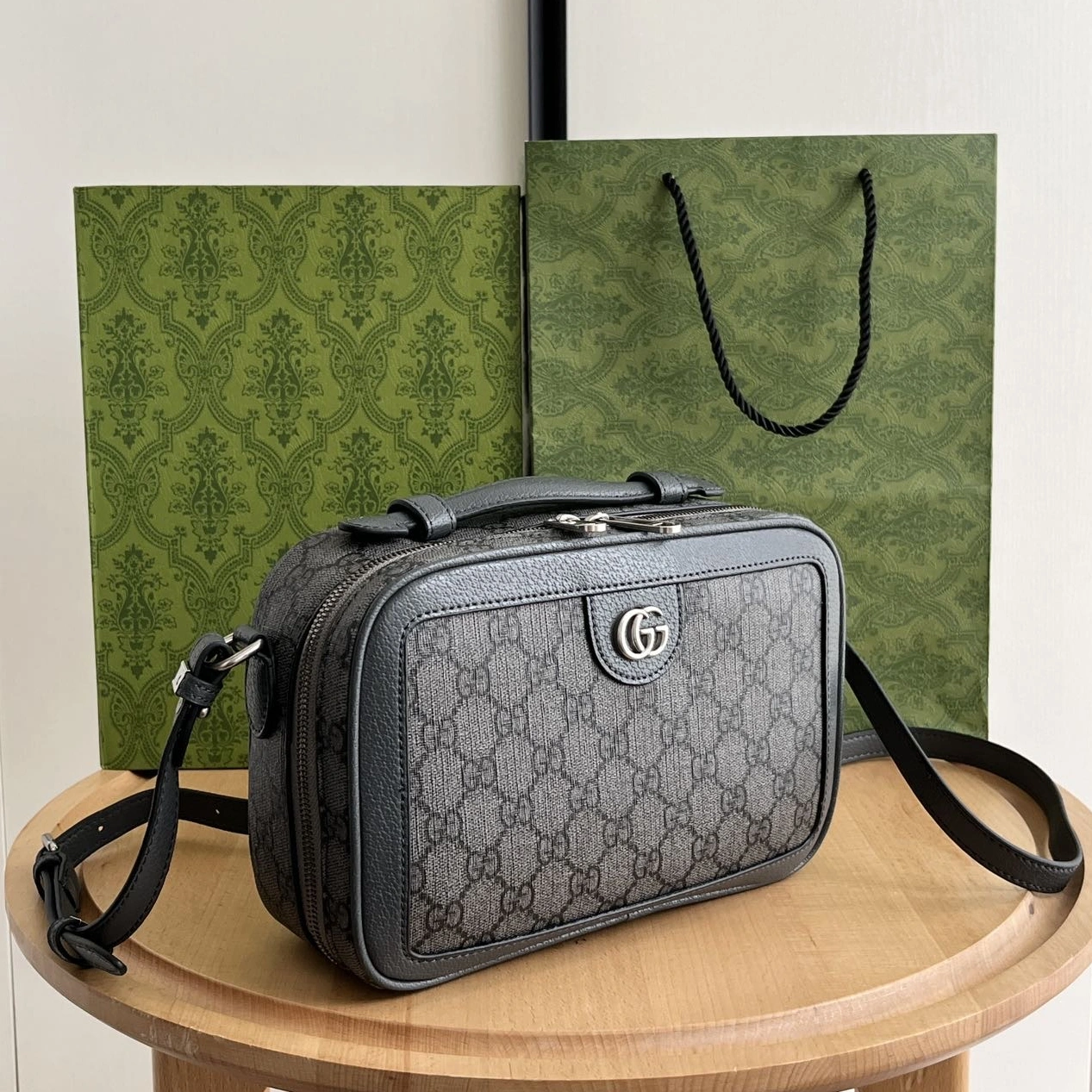 Gucci AAA Quality Messenger Bags For Unisex Cozy 9724