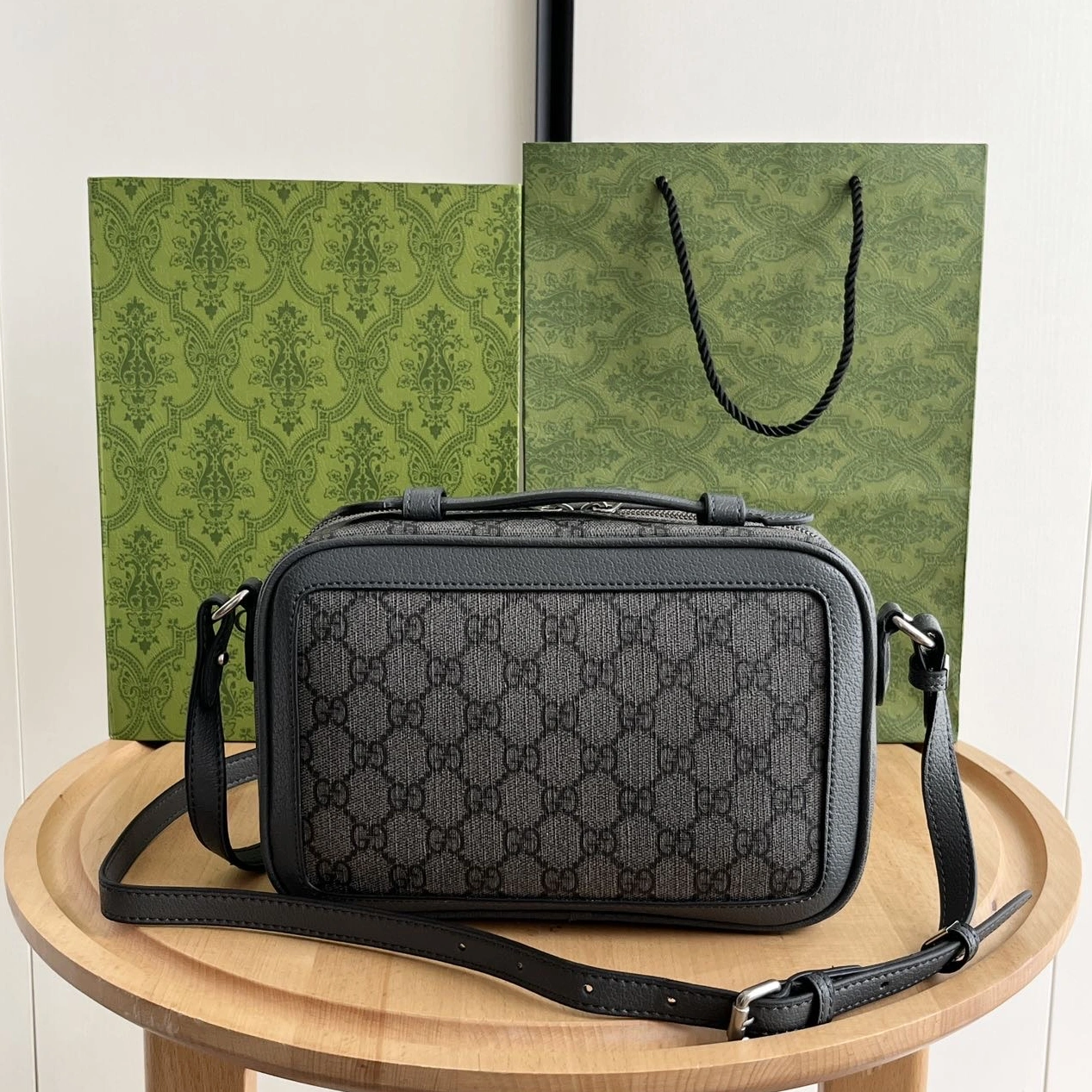 Gucci AAA Quality Messenger Bags For Unisex Cozy 9724