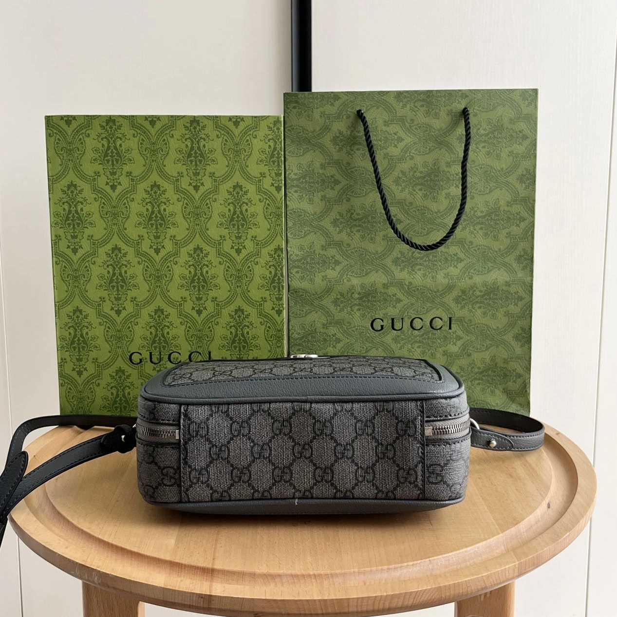 Gucci AAA Quality Messenger Bags For Unisex Cozy 9724