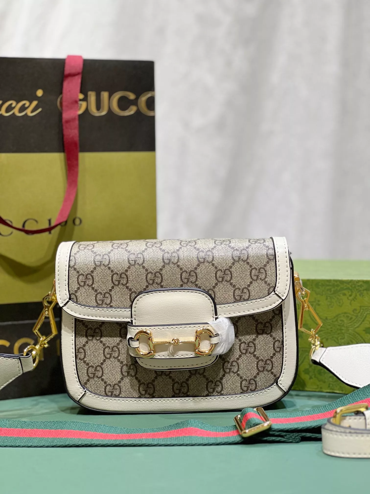 Gucci AAA Quality Messenger Bags For Women AllSeason 3305
