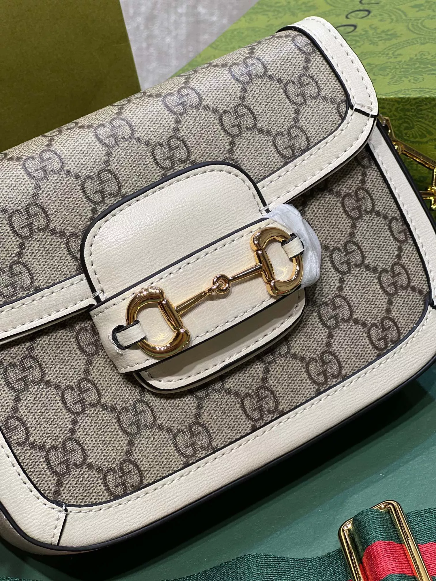 Gucci AAA Quality Messenger Bags For Women AllSeason 3305