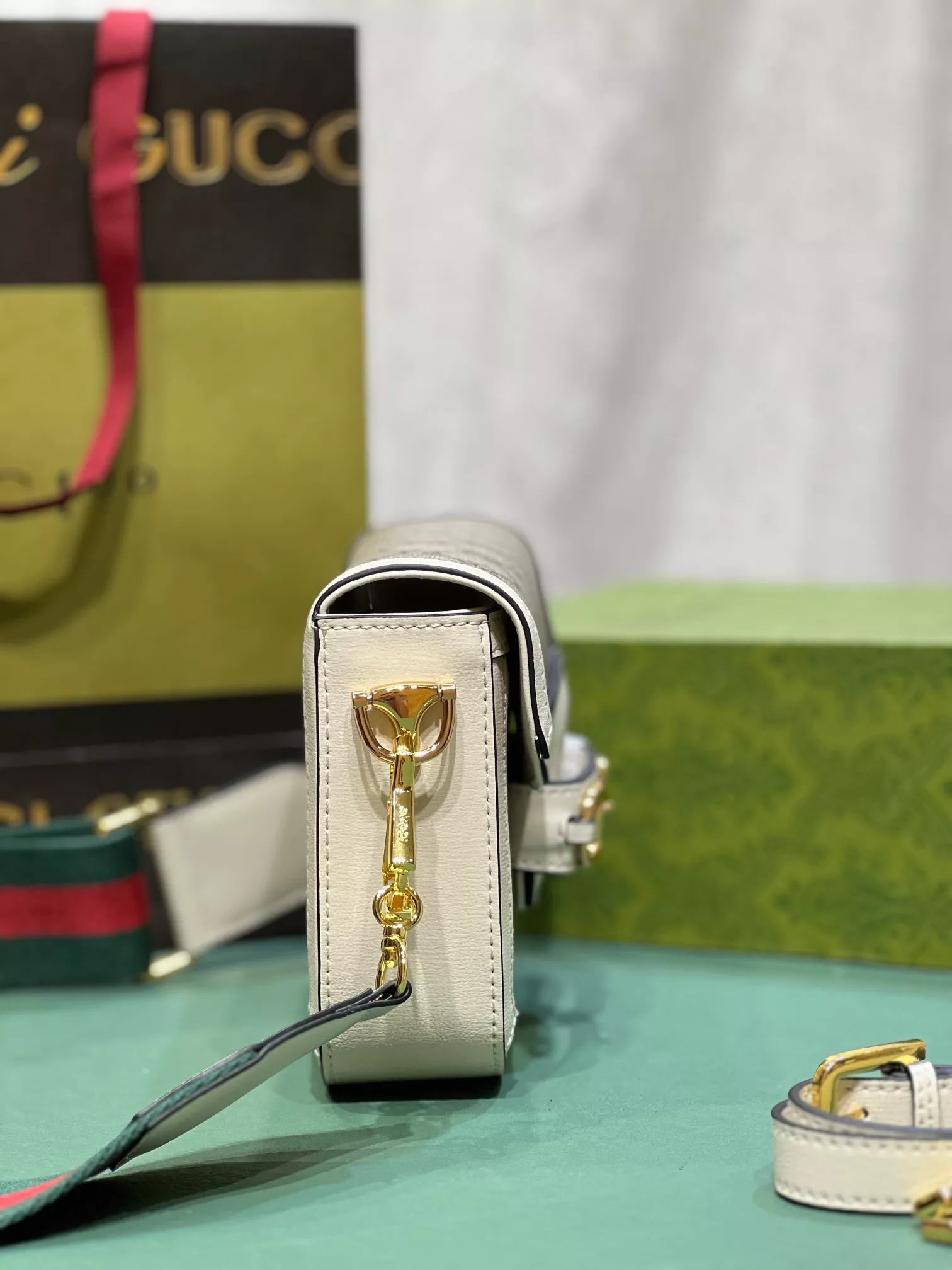 Gucci AAA Quality Messenger Bags For Women AllSeason 3305