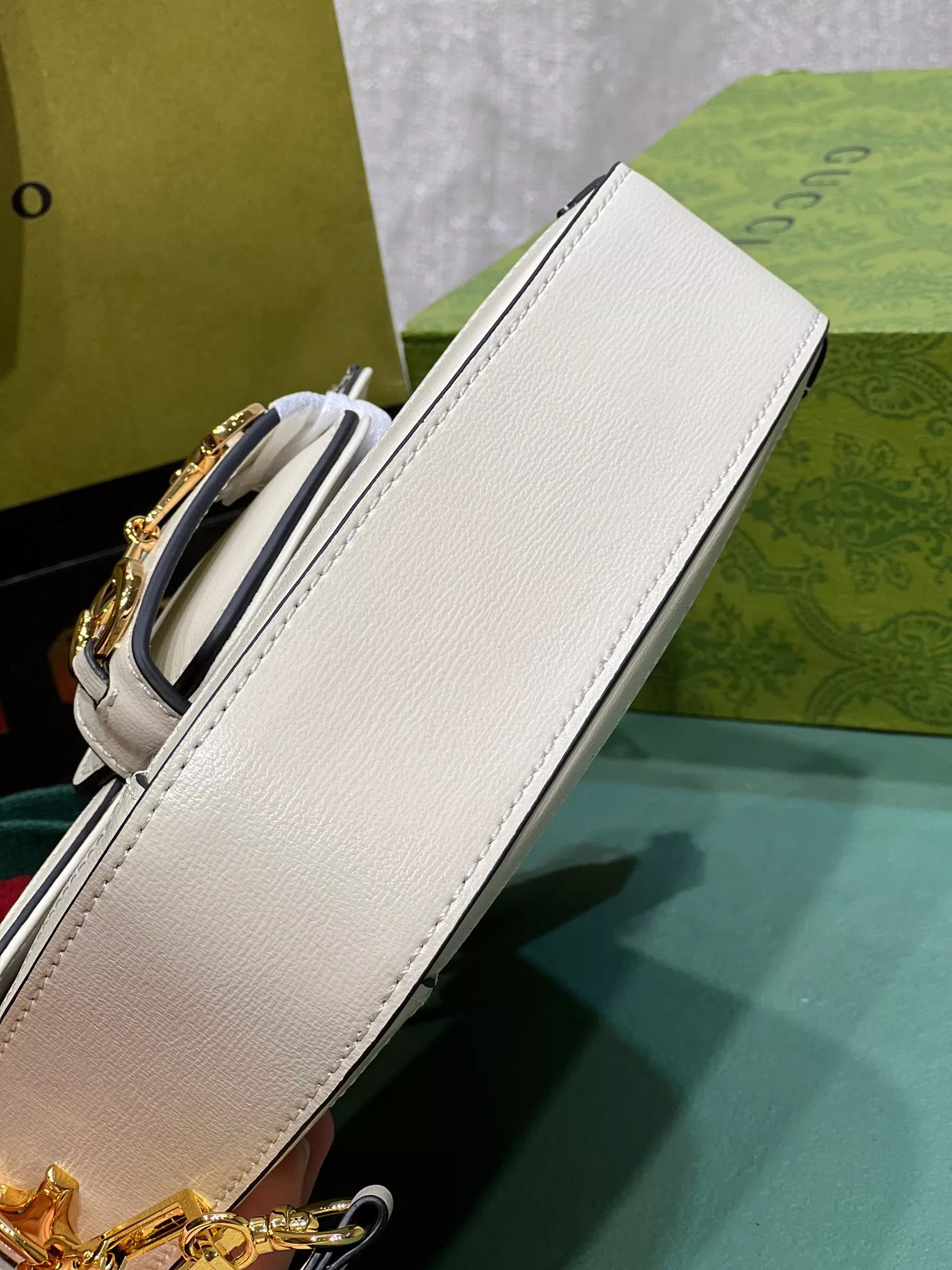 Gucci AAA Quality Messenger Bags For Women AllSeason 3305