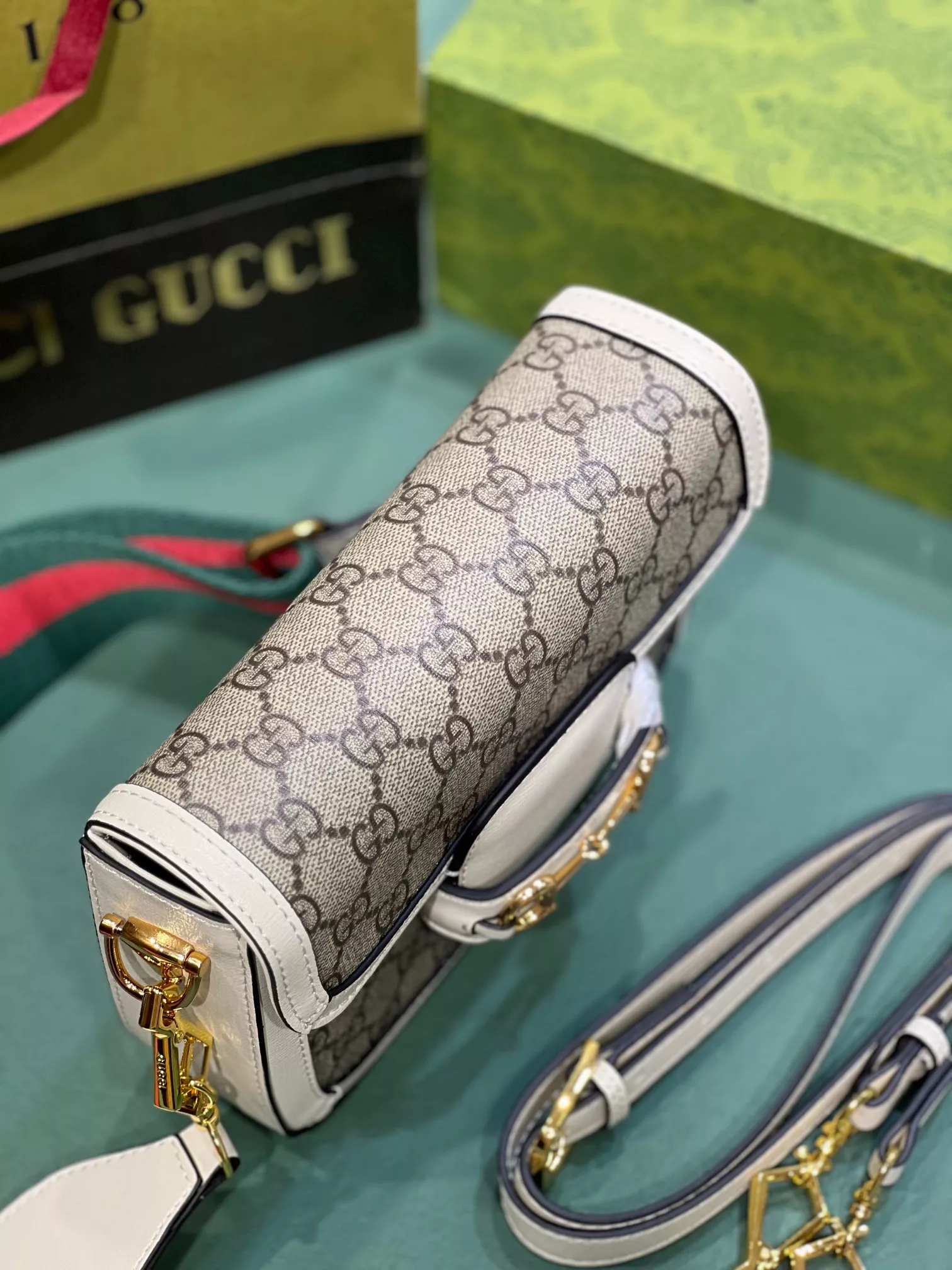 Gucci AAA Quality Messenger Bags For Women AllSeason 3305