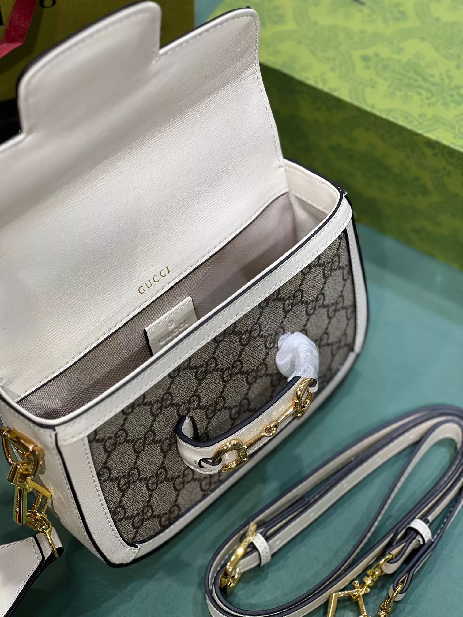 Gucci AAA Quality Messenger Bags For Women AllSeason 3305