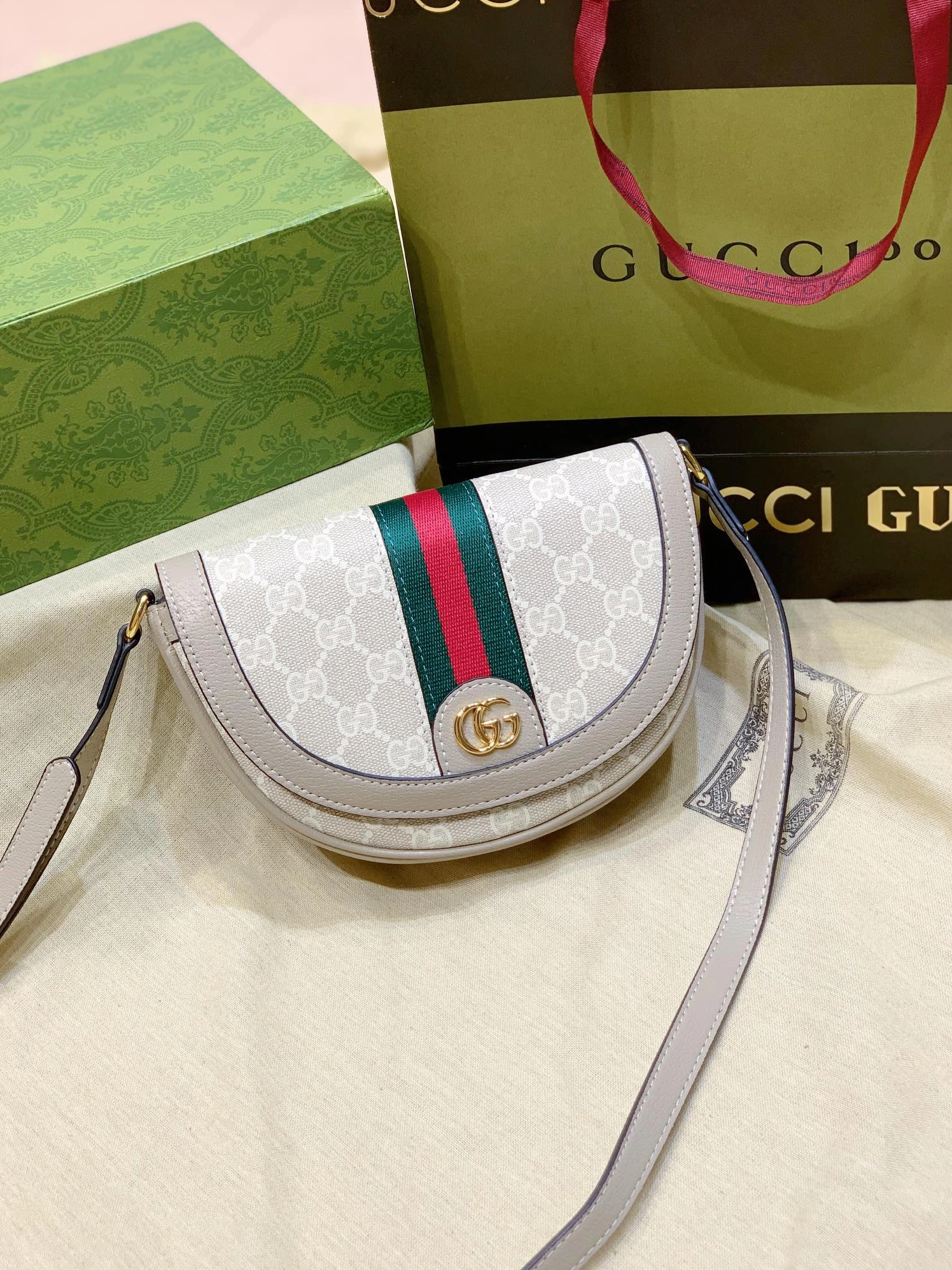 Gucci AAA Quality Messenger Bags For Women Comfortable 3622