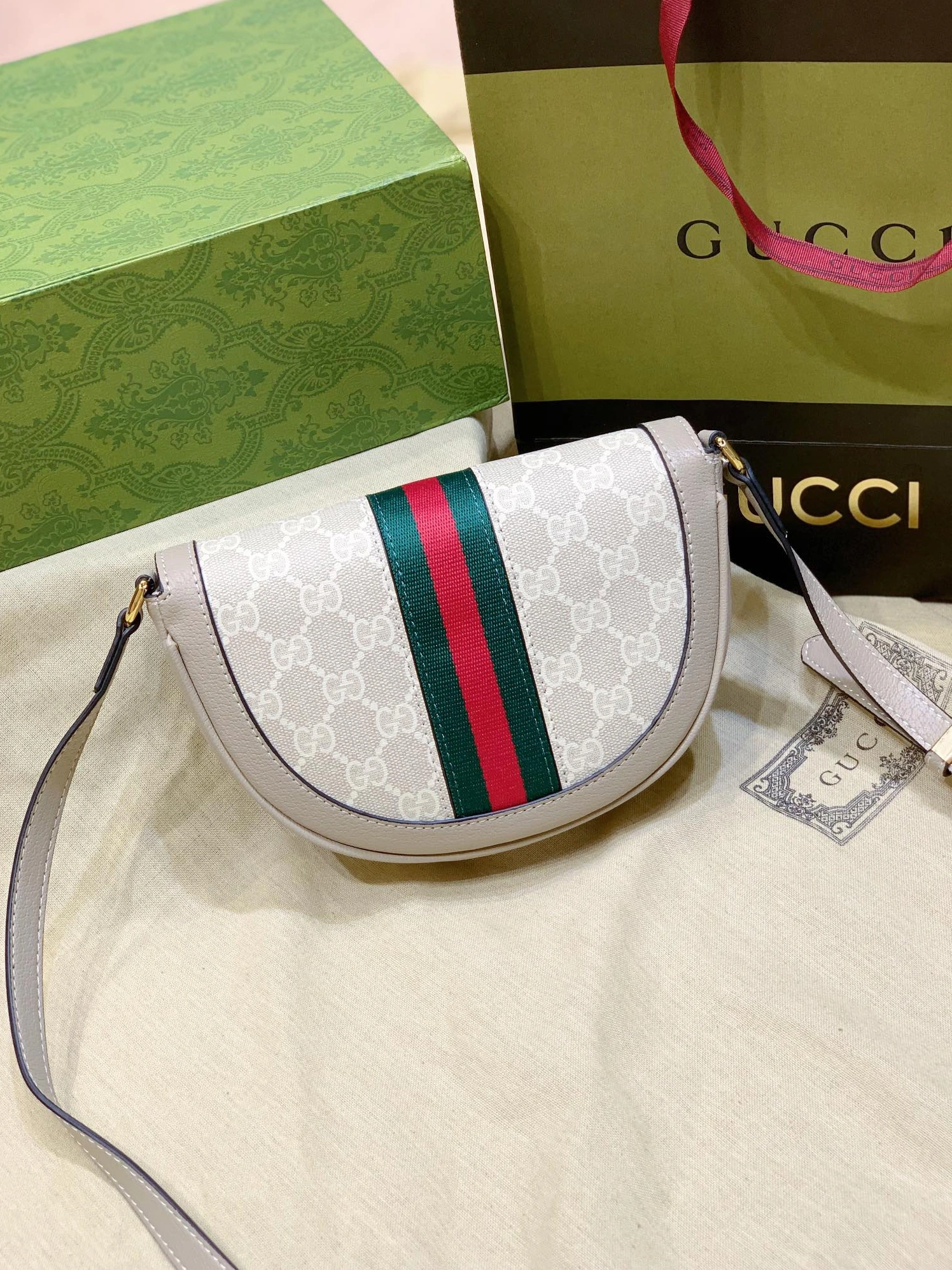 Gucci AAA Quality Messenger Bags For Women Comfortable 3622
