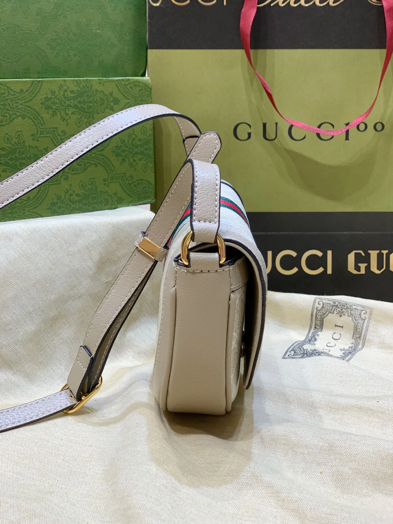 Gucci AAA Quality Messenger Bags For Women Comfortable 3622