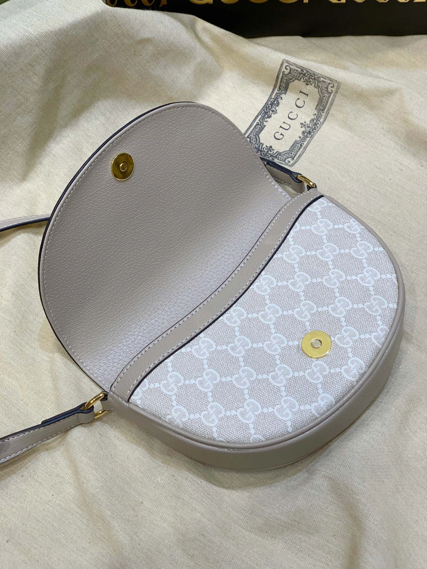 Gucci AAA Quality Messenger Bags For Women Comfortable 3622