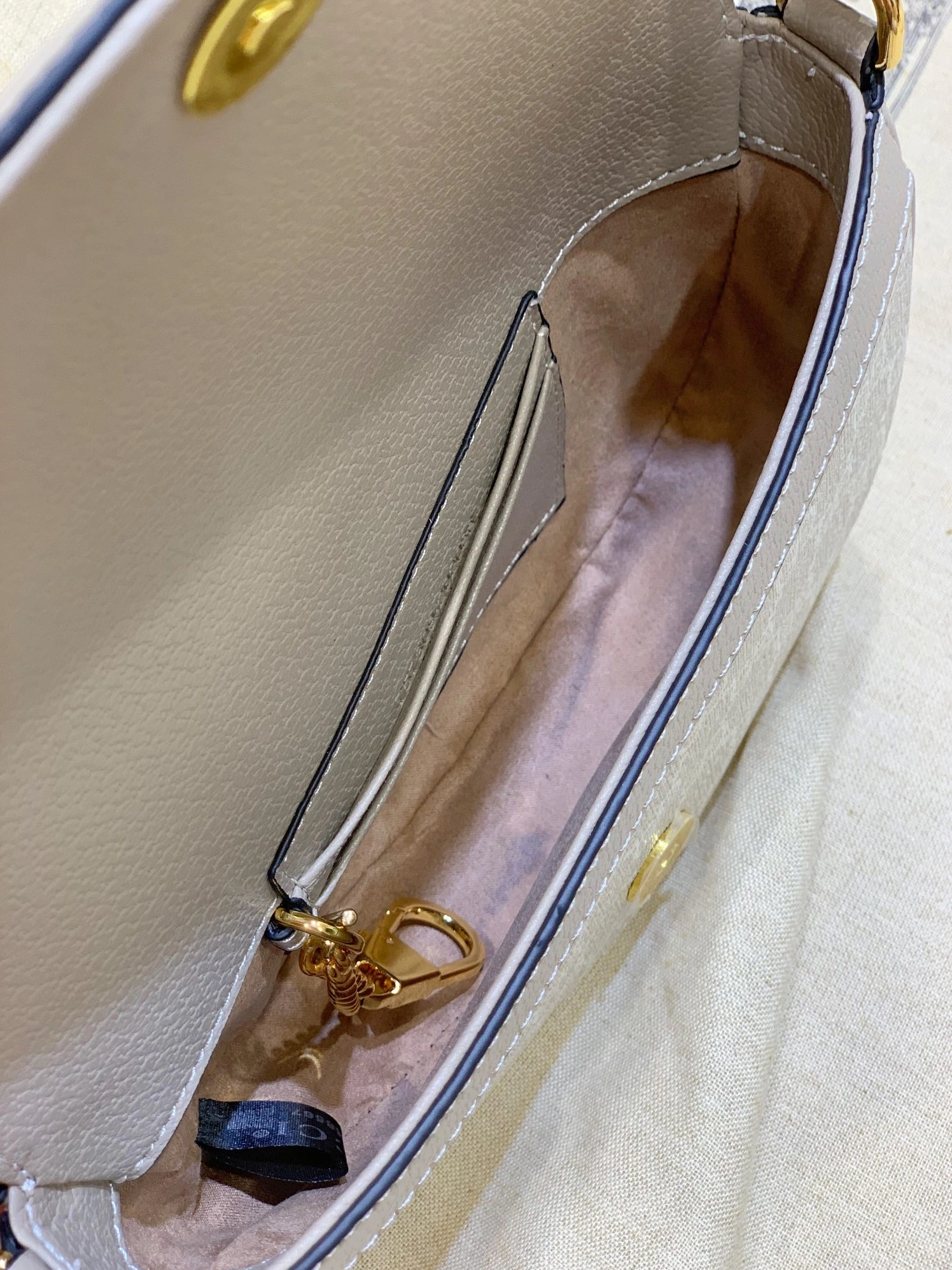 Gucci AAA Quality Messenger Bags For Women Comfortable 3622