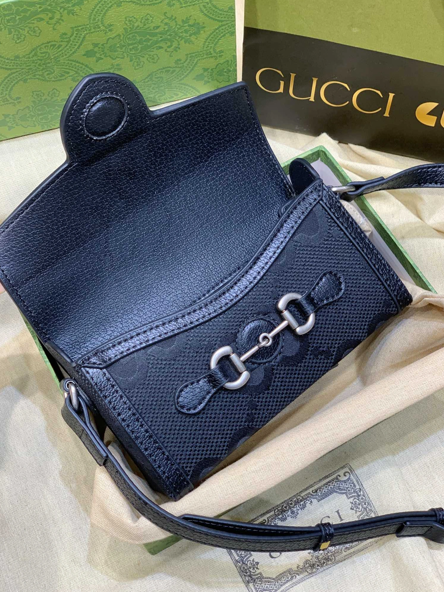 Gucci AAA Quality Messenger Bags For Women Comfortable 6596