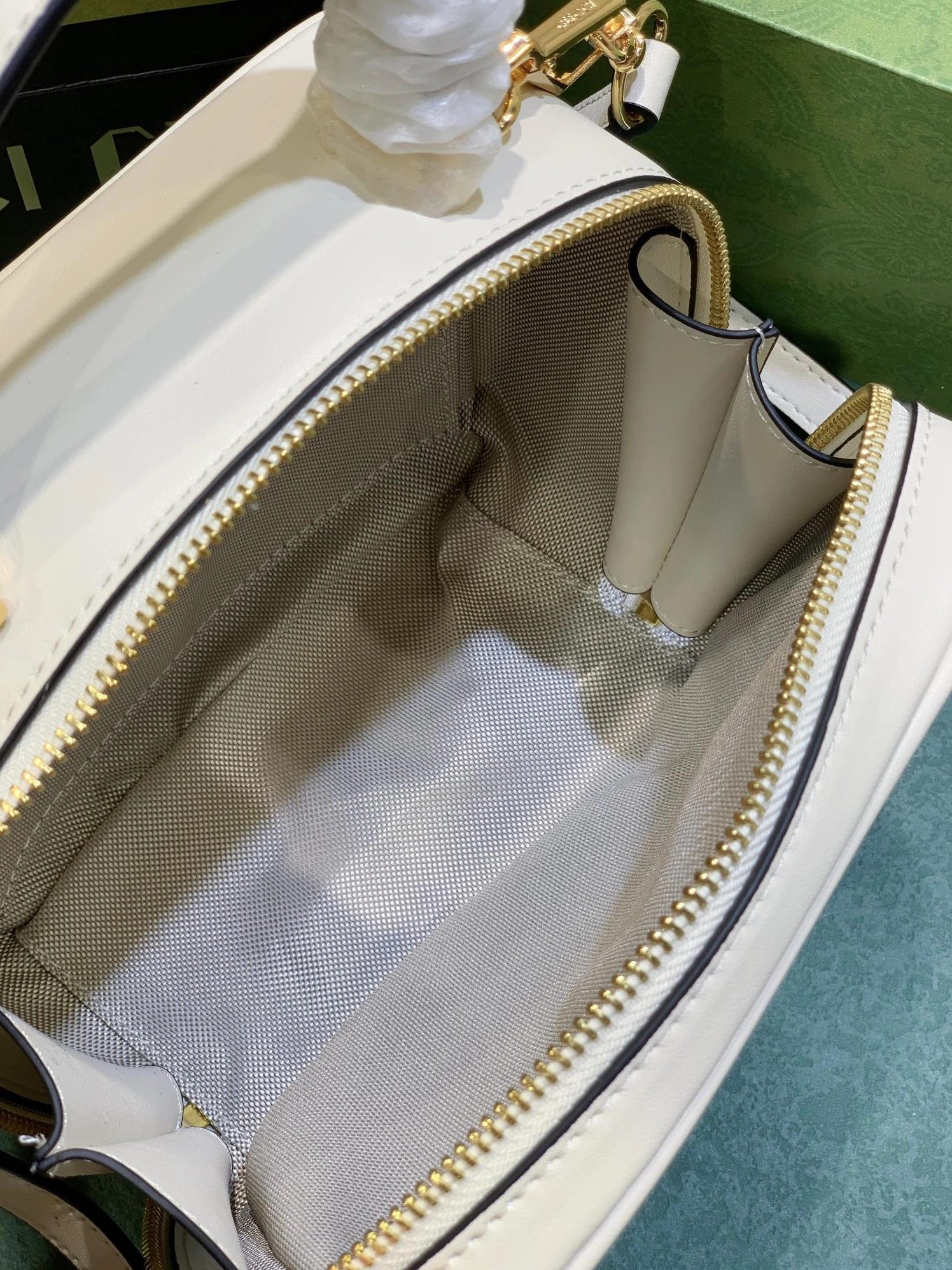 Gucci AAA Quality Messenger Bags For Women EasyMatch 8276