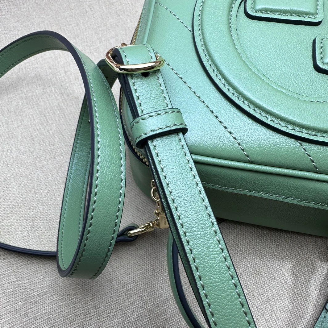 Gucci AAA Quality Messenger Bags For Women Fashionable 7315