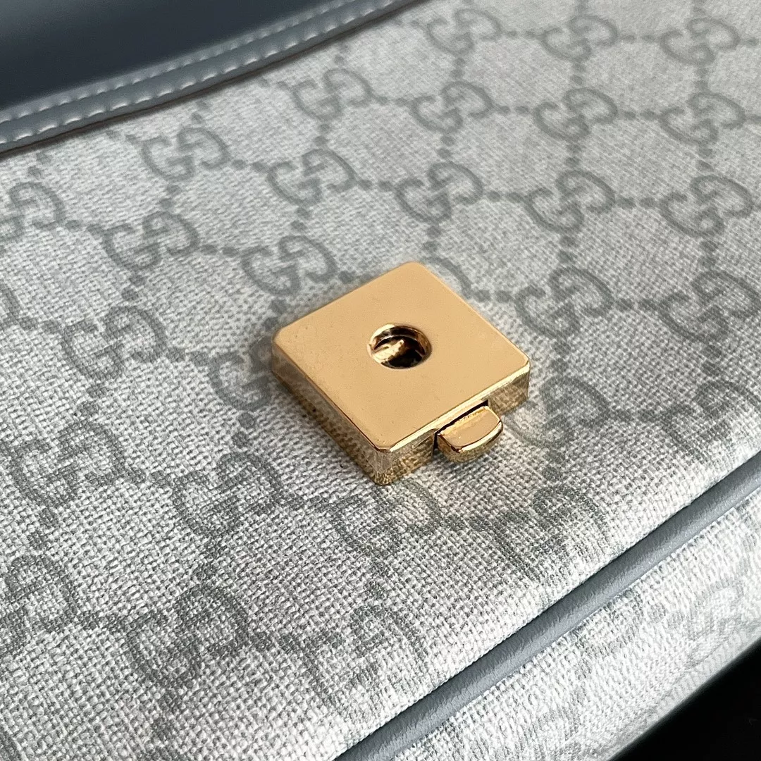 Gucci AAA Quality Messenger Bags For Women Flexible 8300