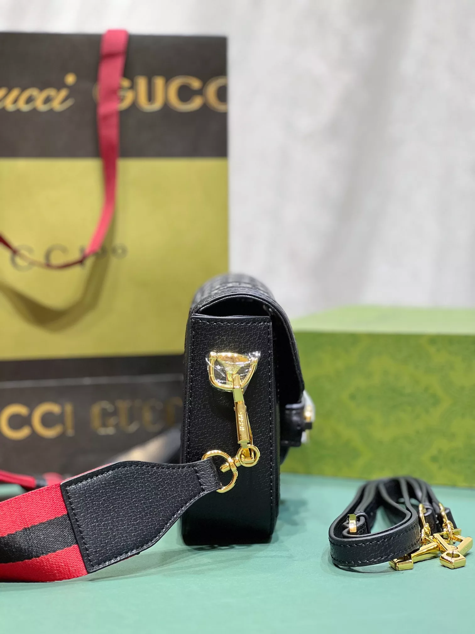 Gucci AAA Quality Messenger Bags For Women GoAnywhere 6935