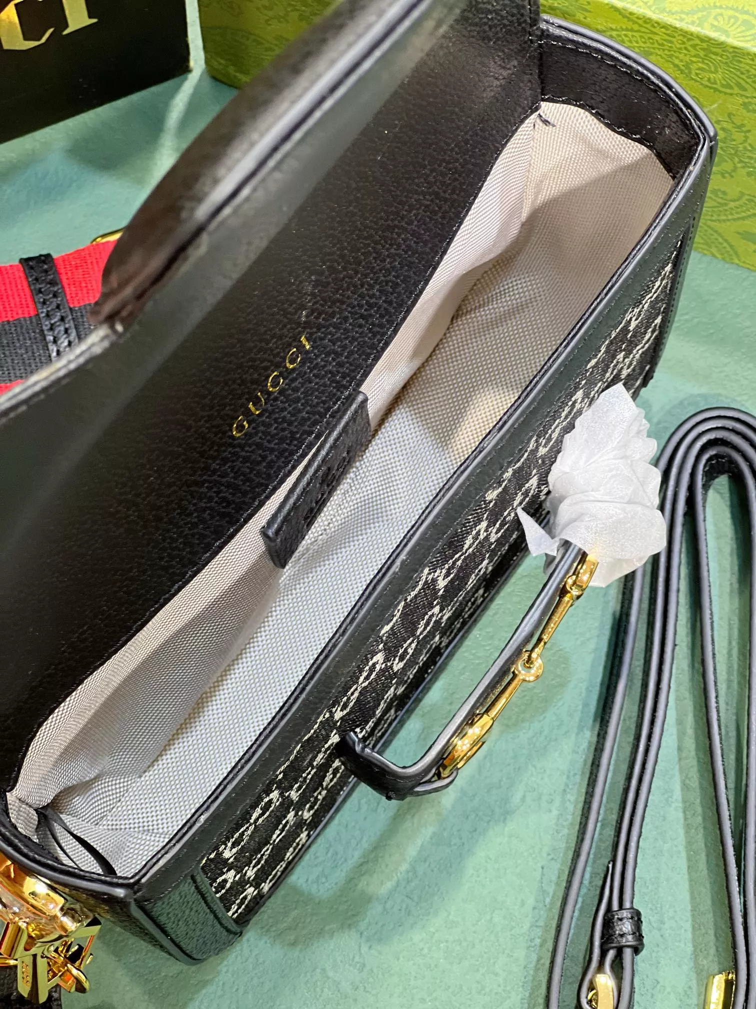 Gucci AAA Quality Messenger Bags For Women GoAnywhere 6935