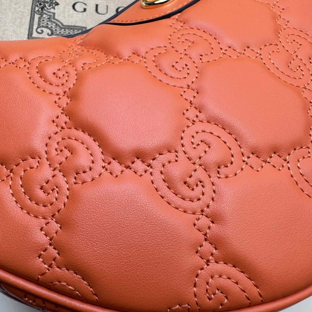 Gucci AAA Quality Messenger Bags For Women Popular 979