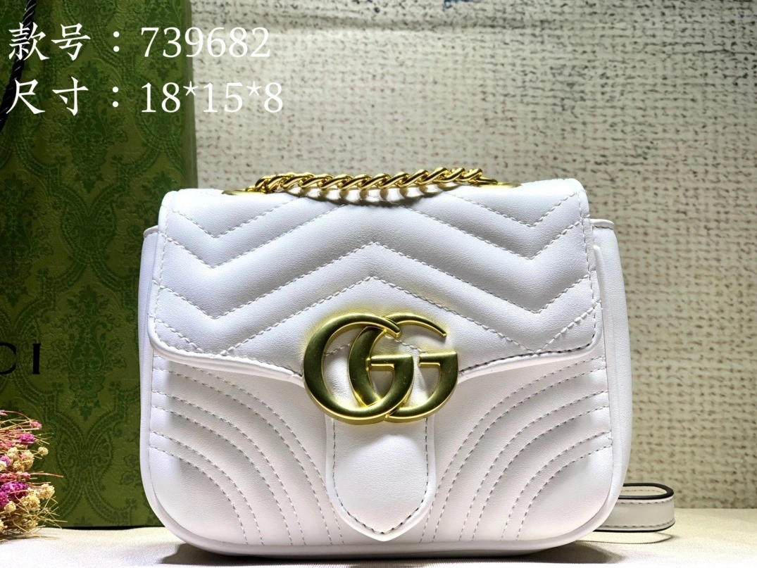 Gucci AAA Quality Messenger Bags For Women Refined 3710