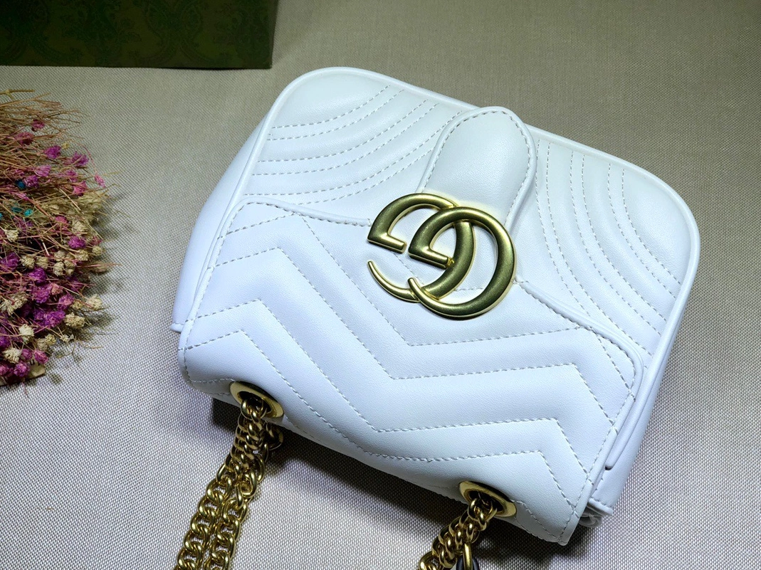 Gucci AAA Quality Messenger Bags For Women Refined 3710
