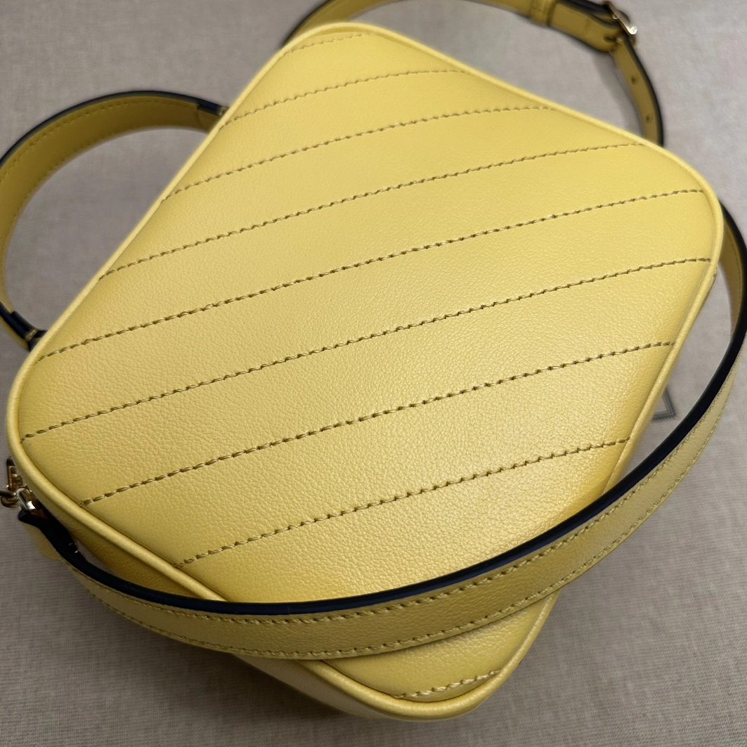 Gucci AAA Quality Messenger Bags For Women Reliable 8273