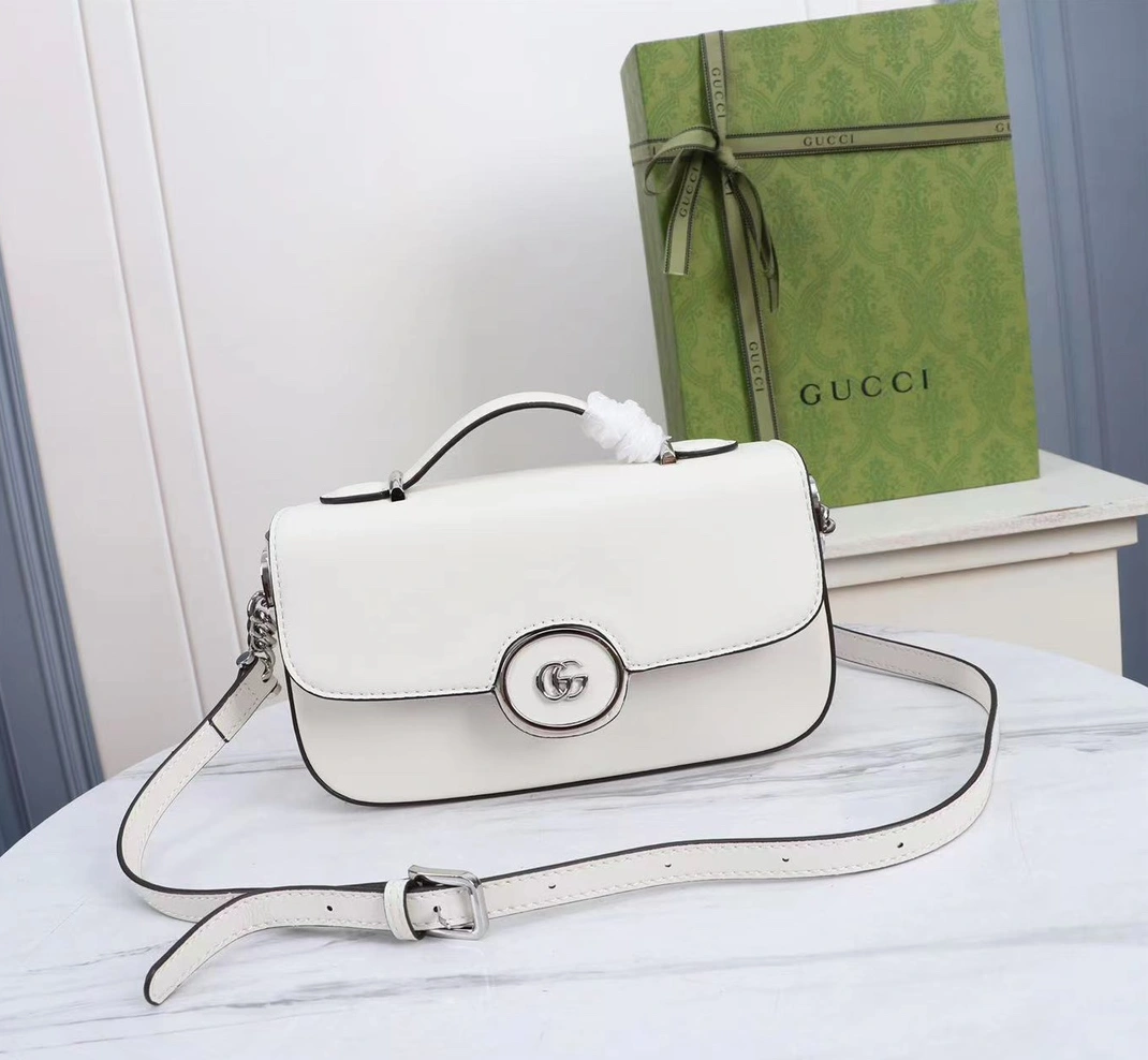 Gucci AAA Quality Messenger Bags For Women Resilient 7842
