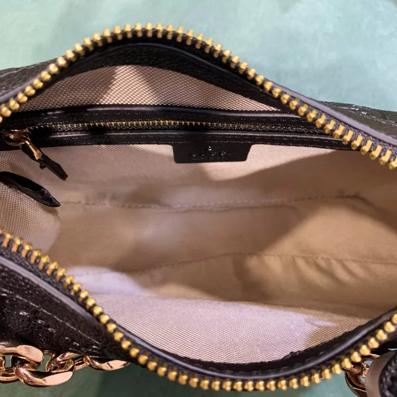 Gucci AAA Quality Messenger Bags For Women Sleek 1384