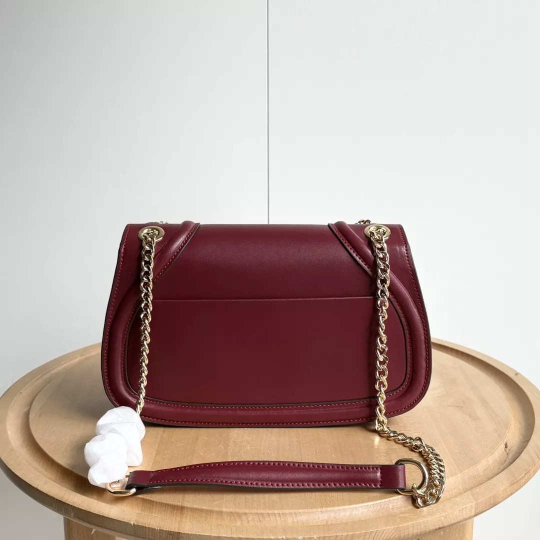 Gucci AAA Quality Messenger Bags For Women Sleek 5264