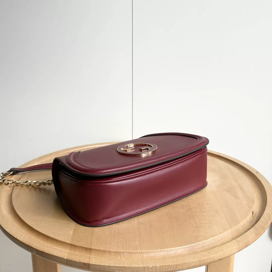 Gucci AAA Quality Messenger Bags For Women Sleek 5264