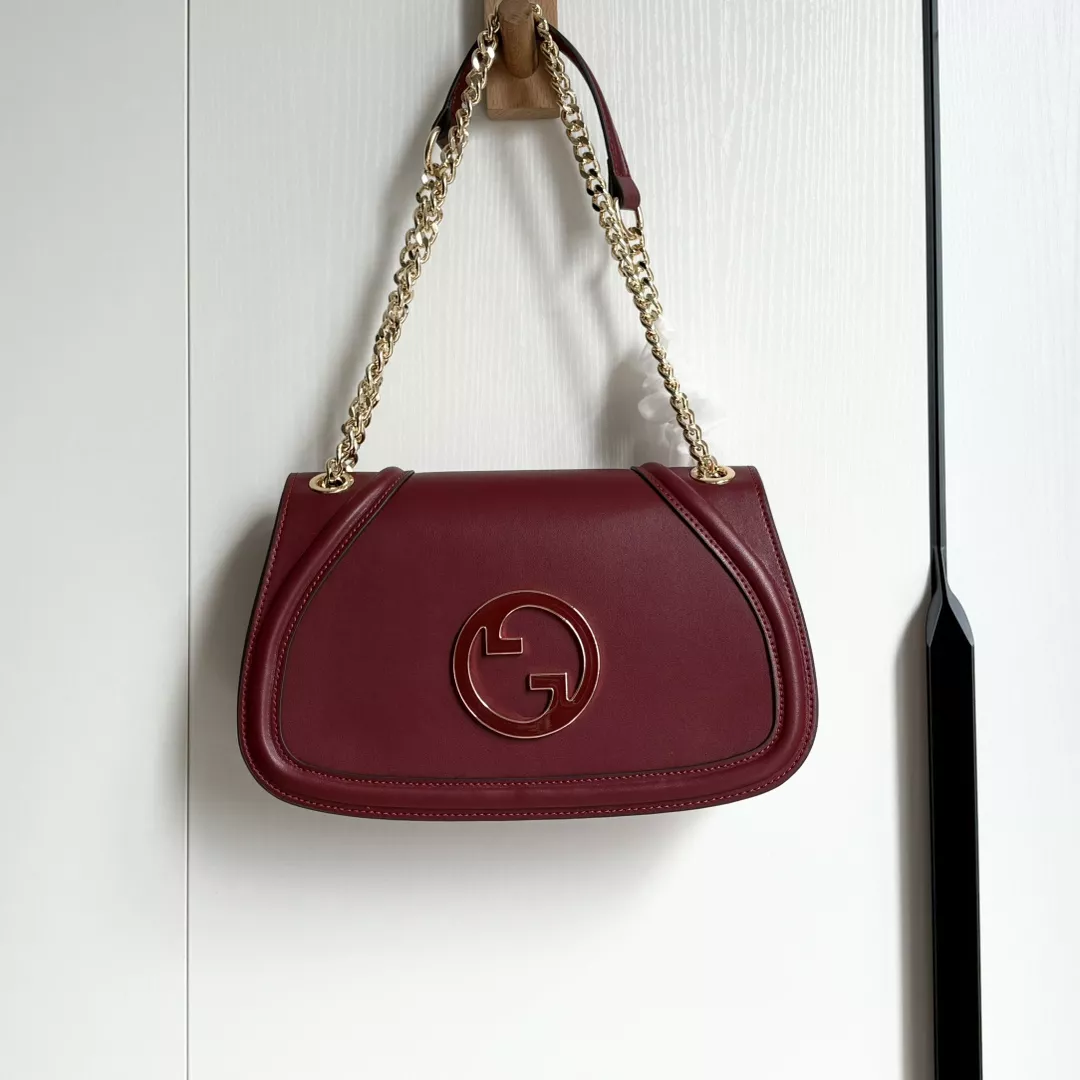 Gucci AAA Quality Messenger Bags For Women Sleek 5264