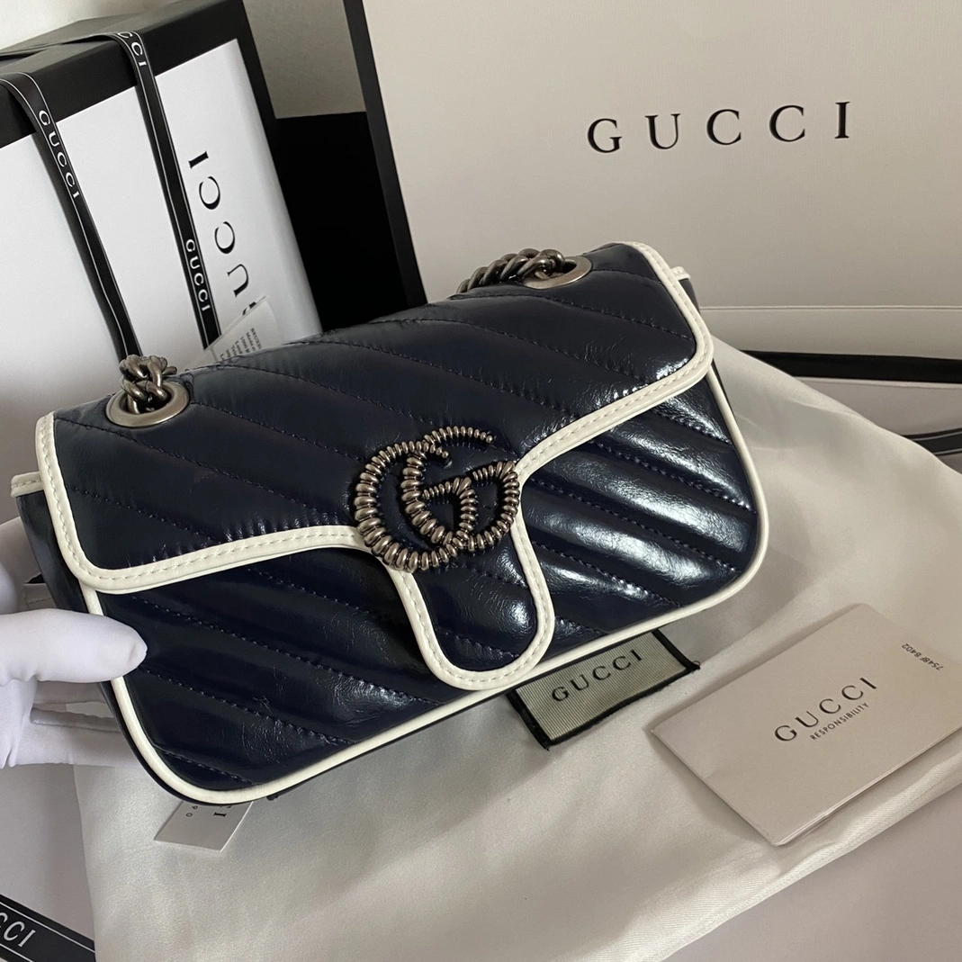 Gucci AAA Quality Messenger Bags For Women Sleek 8118