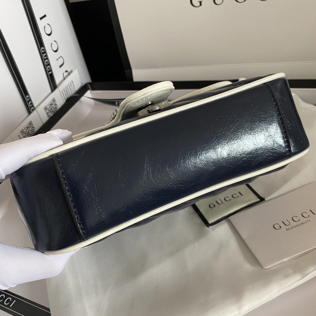 Gucci AAA Quality Messenger Bags For Women Sleek 8118