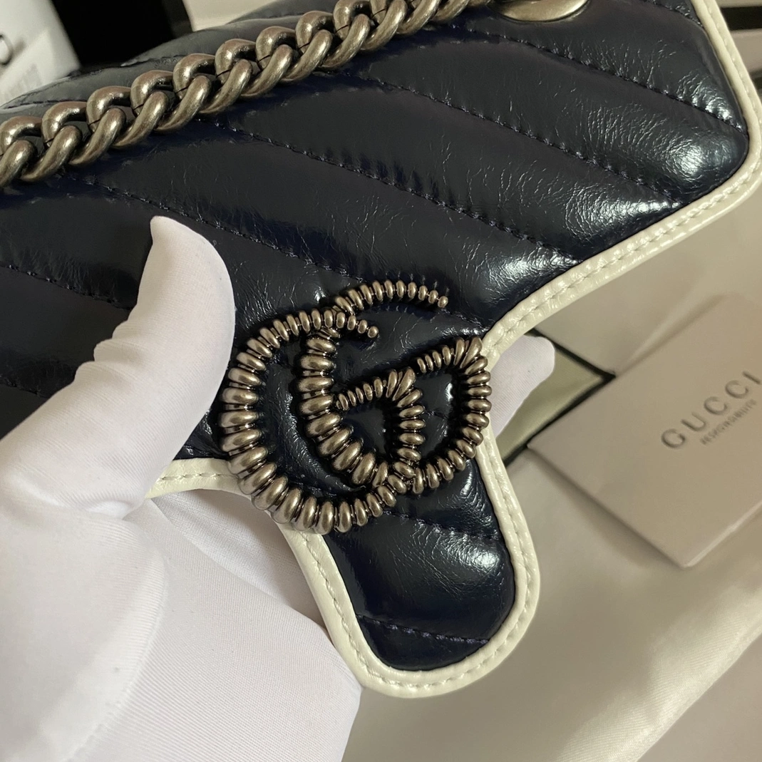 Gucci AAA Quality Messenger Bags For Women Sleek 8118