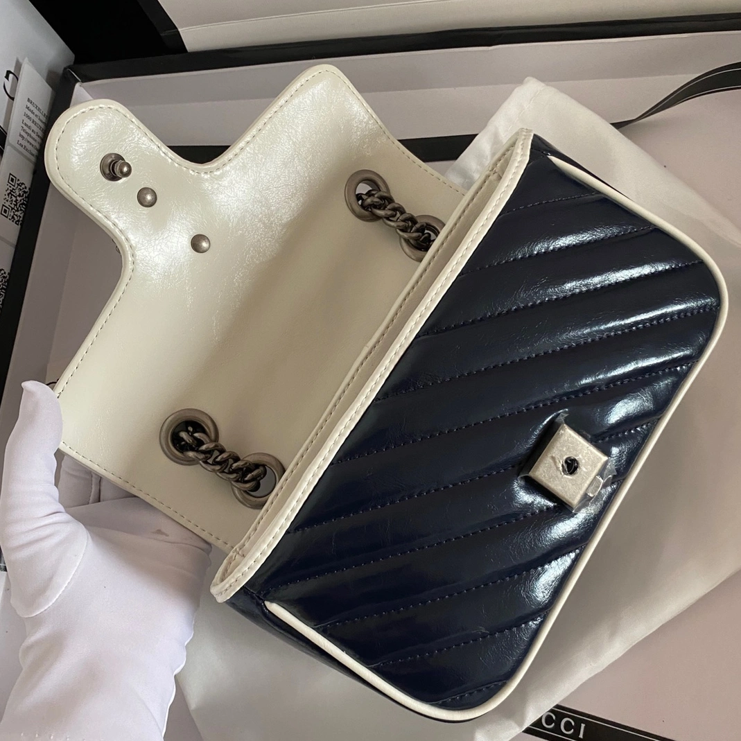Gucci AAA Quality Messenger Bags For Women Sleek 8118