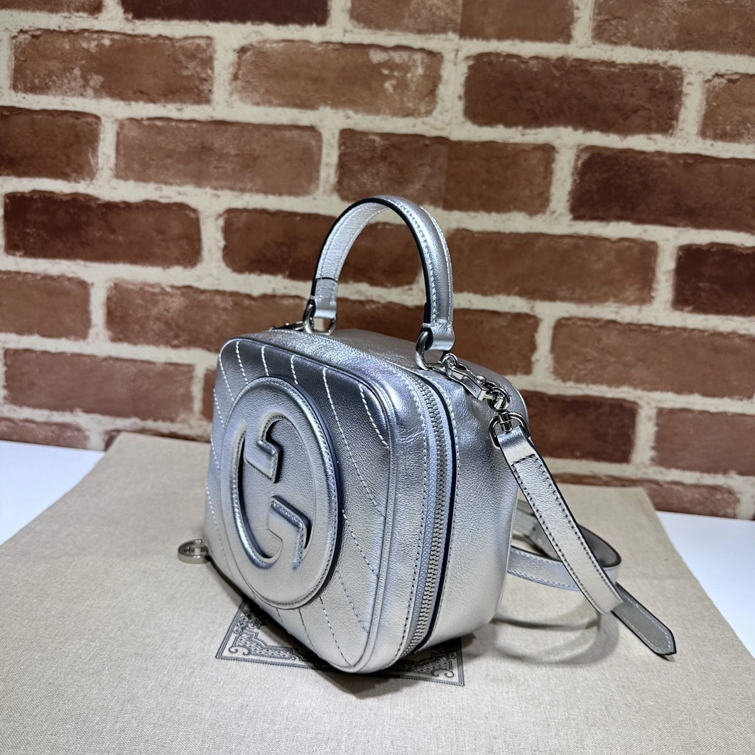 Gucci AAA Quality Messenger Bags For Women Sleek 8841