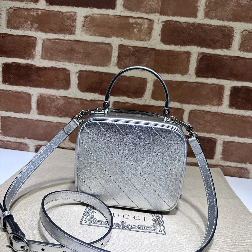 Gucci AAA Quality Messenger Bags For Women Sleek 8841