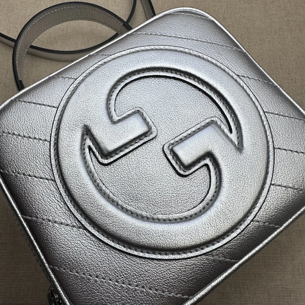 Gucci AAA Quality Messenger Bags For Women Sleek 8841