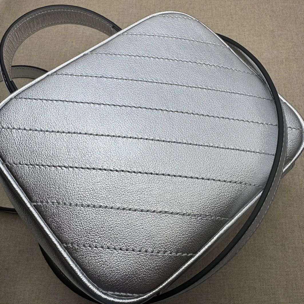 Gucci AAA Quality Messenger Bags For Women Sleek 8841