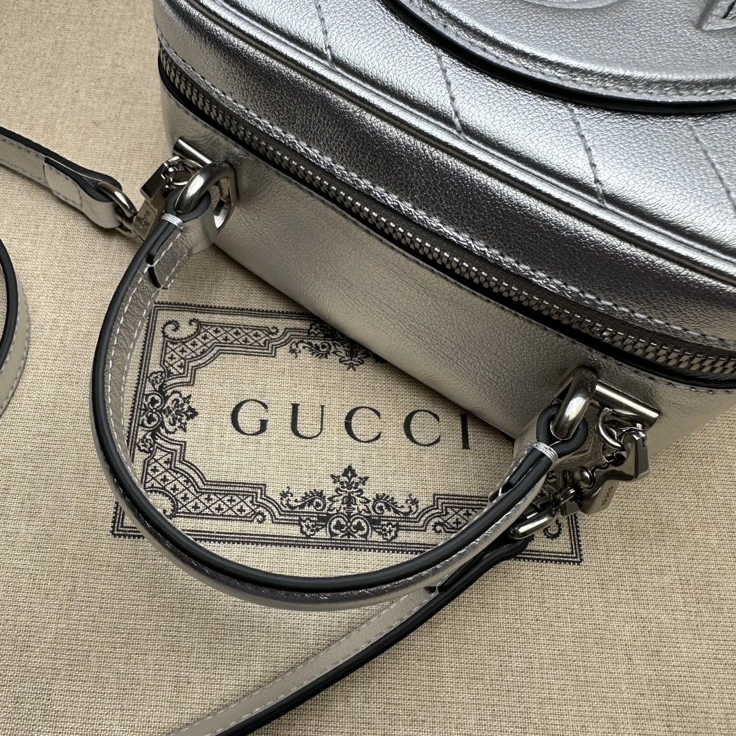 Gucci AAA Quality Messenger Bags For Women Sleek 8841
