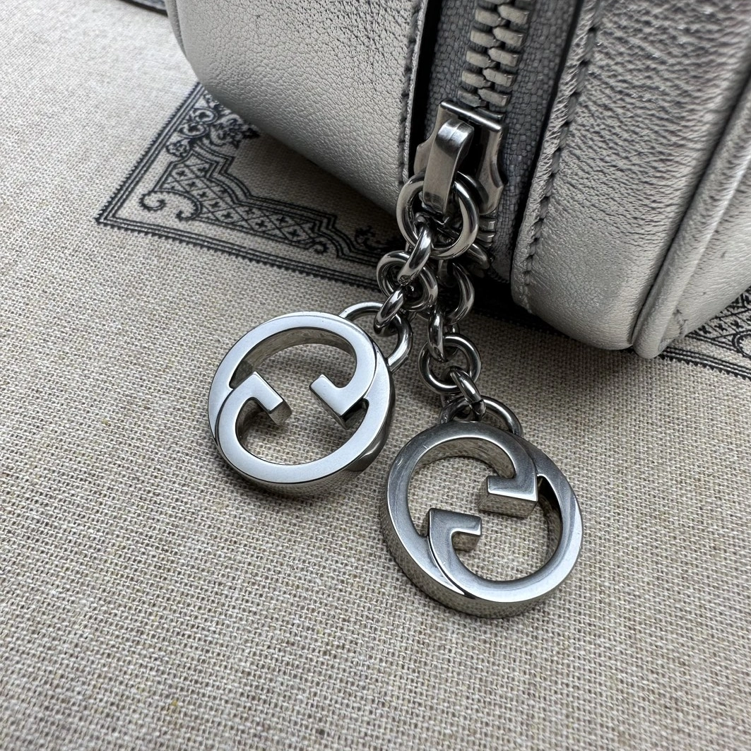 Gucci AAA Quality Messenger Bags For Women Sleek 8841