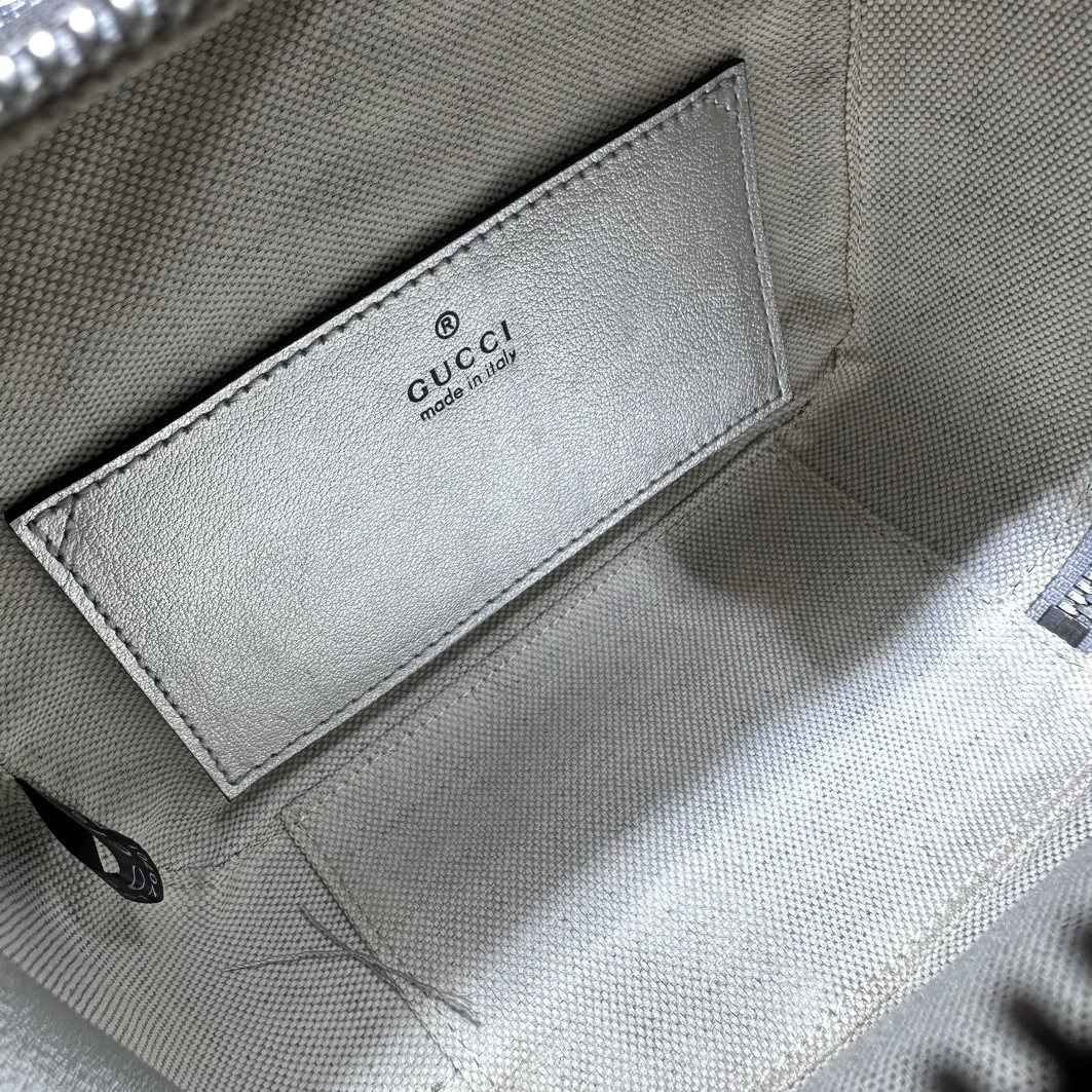 Gucci AAA Quality Messenger Bags For Women Sleek 8841