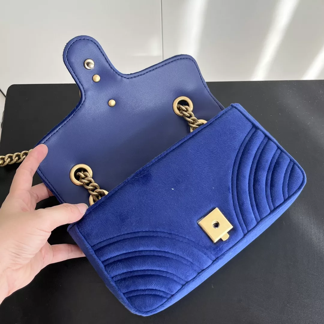 Gucci AAA Quality Messenger Bags For Women Trendsetting 4175