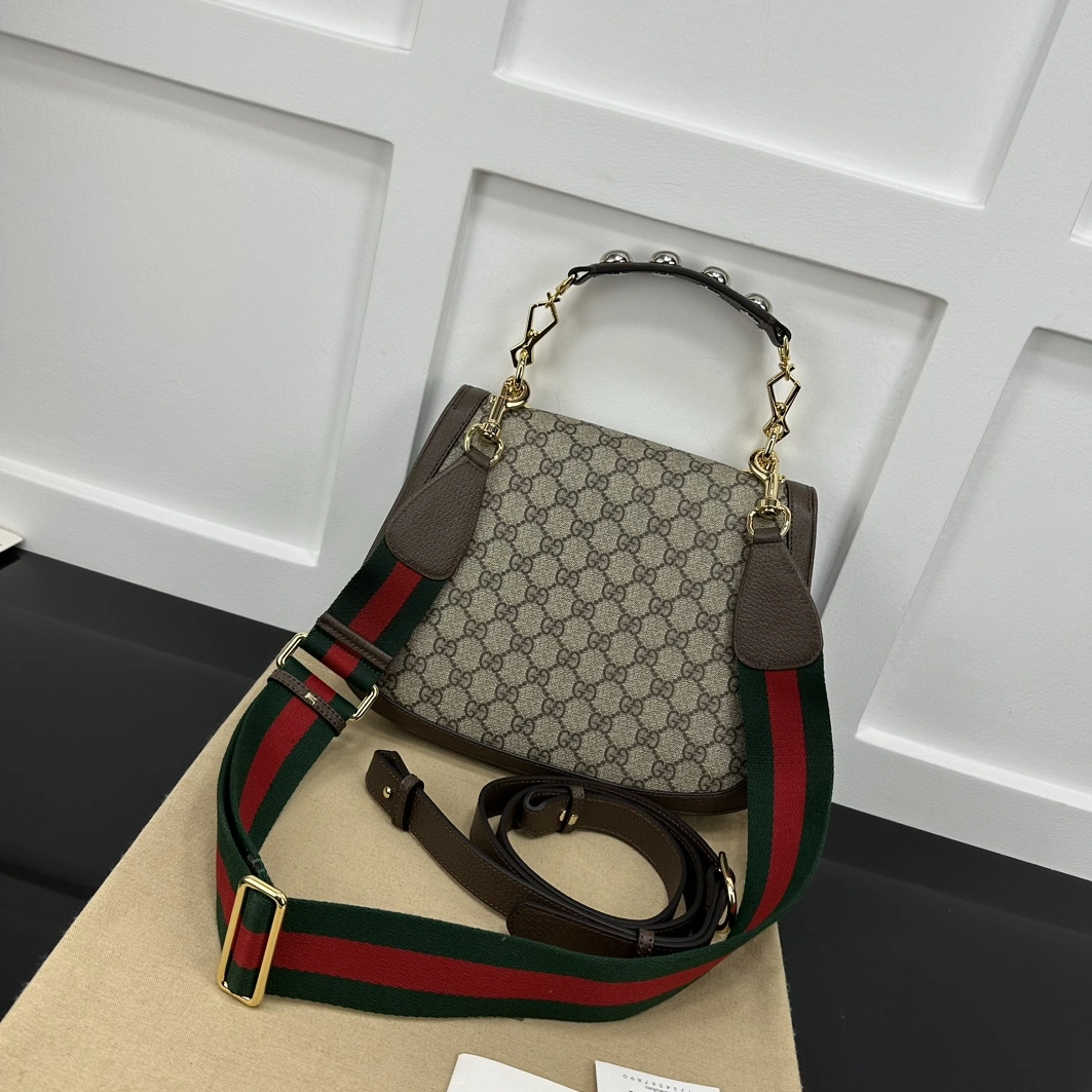 Gucci AAA Quality Messenger Bags For Women Trendsetting 5642