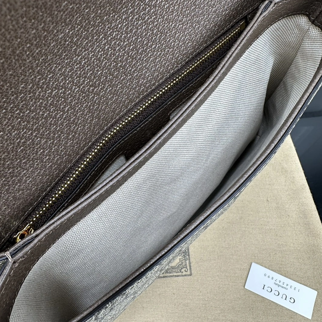 Gucci AAA Quality Messenger Bags For Women Trendsetting 5642