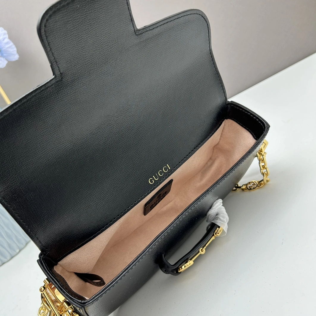 Gucci AAA Quality Messenger Bags For Women Trendsetting 9457